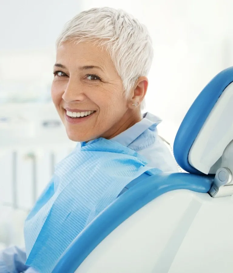 Protetyka kobieta w średnim wieku na fotelu stomatologicznym